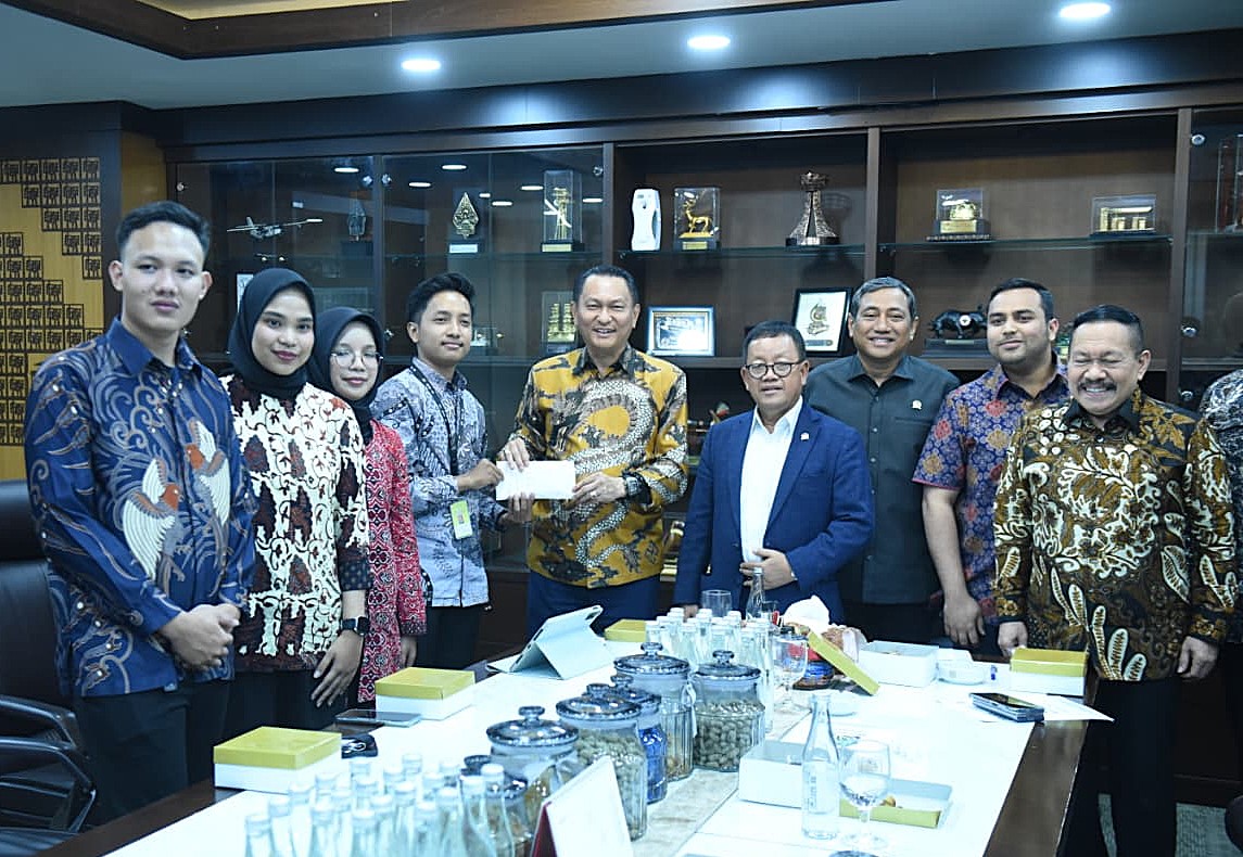 Bambang Patijaya Sambut Aspirasi Mahasiswa tentang Restorasi Ekologi Desa Kiarapandak