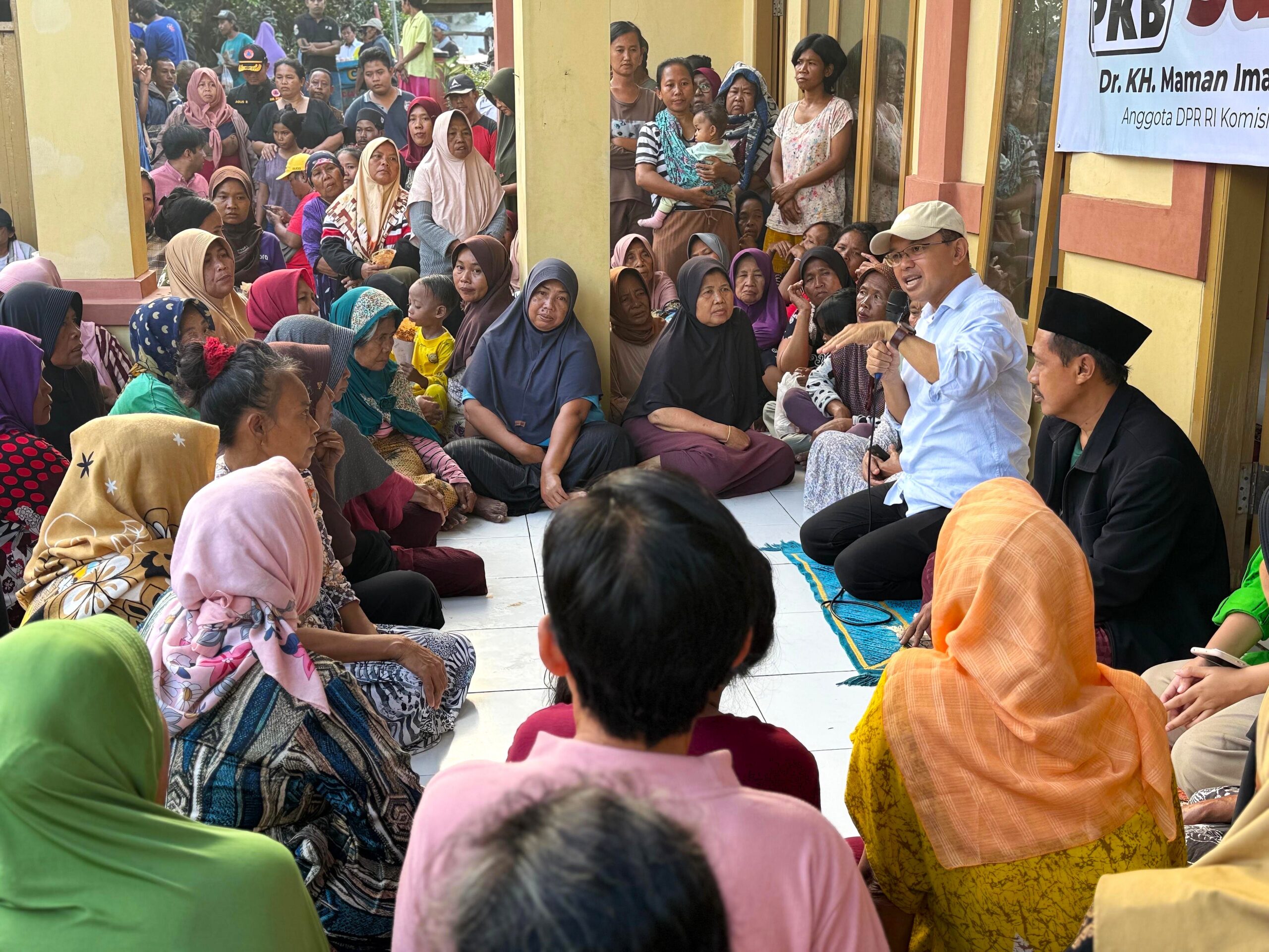 Banjir Rendam Subang, Kyai Maman Serahkan Bantuan di Desa Mulyasari Pamanukan