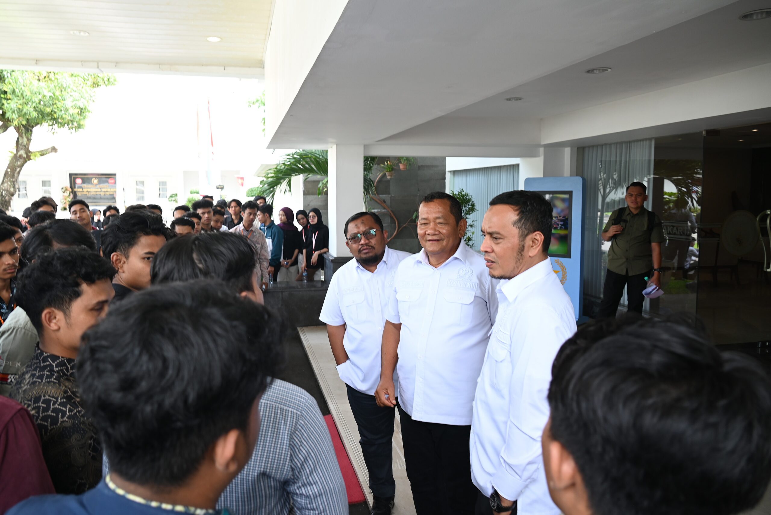 Di Depan Halaman Istana Kepresidenan Yogya, Willy Aditya ‘Ditodong’ Mahasiswa Soal Konflik Adat