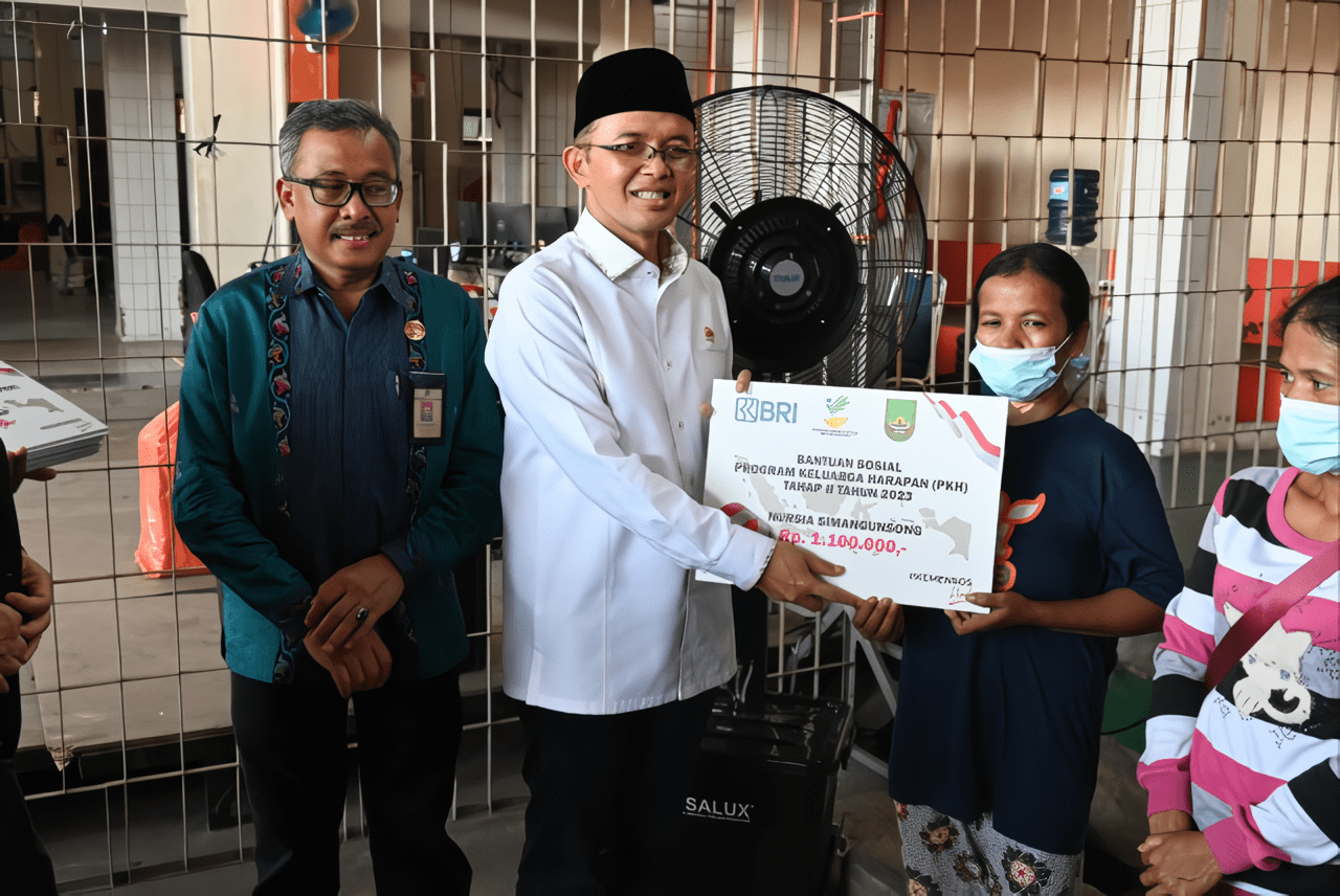 Anggota Komisi VIII DPR RI Maman Imanul Haq saat menyerahkan Bantuan dari Kemensos untuk penyandang disabilitas di Kota Batam, dalam rangka Kunjungan Kerja Reses Komisi VIII DPR ke Kota Batam, Kamis (11/5/2023). Foto : Eki/Man.