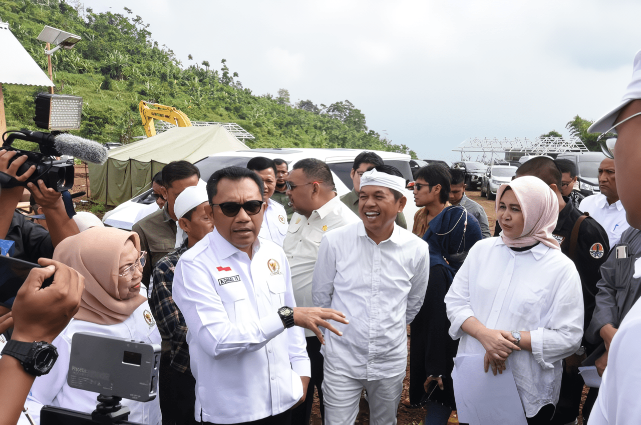 Anggota Komisi IV DPR RI Yohanis Fransiskus Lema saat mengikuti Kunker Reses Komisi IV DPR meninjau lahan Kebun Teh yang telah dikonversi menjadi tanaman Kentang di Kabupaten Subang, Kamis (11/5/2023). Foto: Jaka/Man.