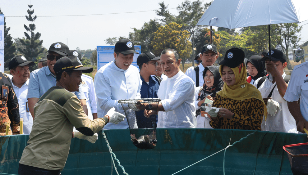 Wakil ketua komisi IV DPR RI Budhy Setiawan saat meninjau balai besar perikanan air tawar dalam rangka Kunjungan Kerja Spesifik komisi IV DPR RI ke Sukabumi, Provinsi Jawa Barat, Jumat (15/9/2023). Foto: Arief/nr.