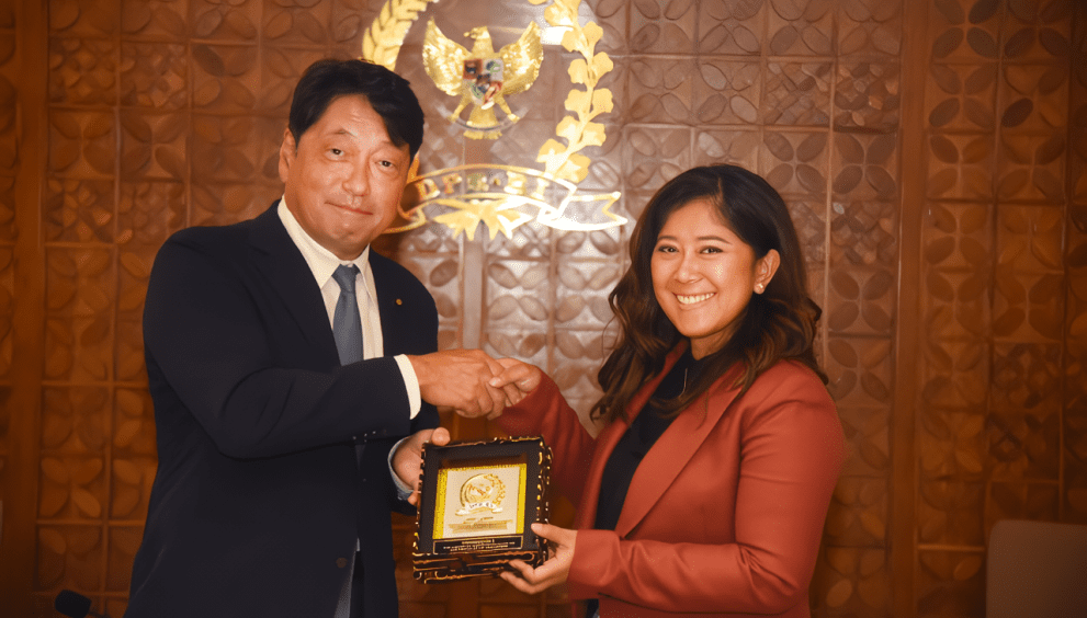 Ketua Komisi I DPR RI Meutya Viada Hafid (kanan) saat bertukar cenderamata usai menerima kunjungan delegasi Parlemen Jepang di Gedung Nusantara III, Senayan, Jakarta, Selasa (19/09/2023). Foto: Runi/nr.