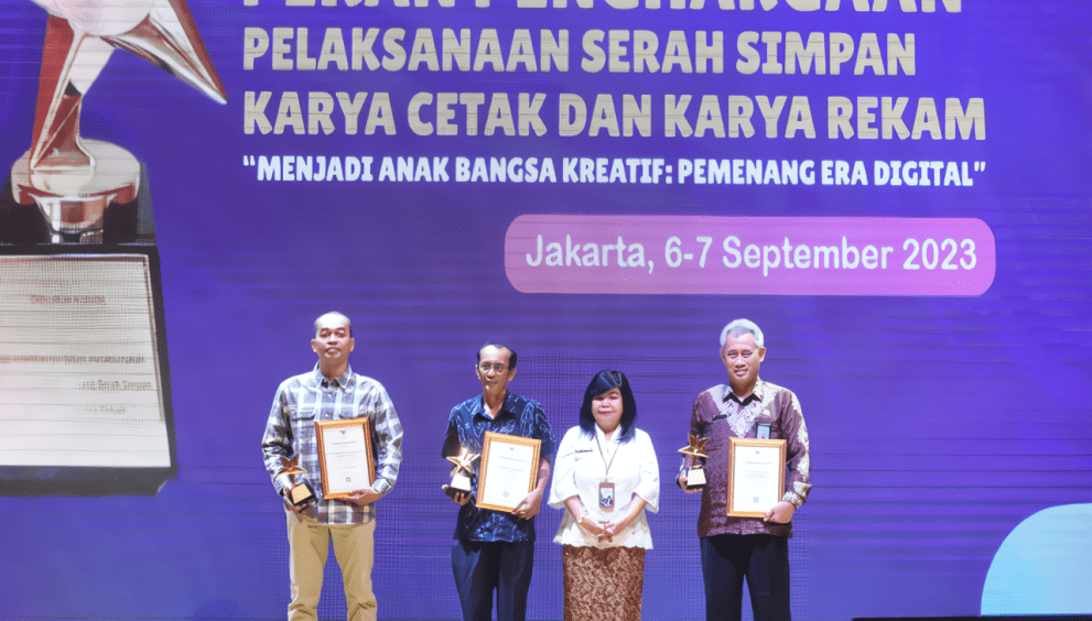 Kepala Biro Pemberitaan Parlemen Indra Pahlevi mewakili Biro Pemberitaan Parlemen Sekretariat Jenderal DPR RI saat menerima penghargaan Pelaksanaan Serah Simpan Karya Cetak dan Karya Rekam 2023 dari Perpusnas RI untuk Buletin ‘Parlementaria’, Rabu (6/9/2023). Foto: Jaka/nr.