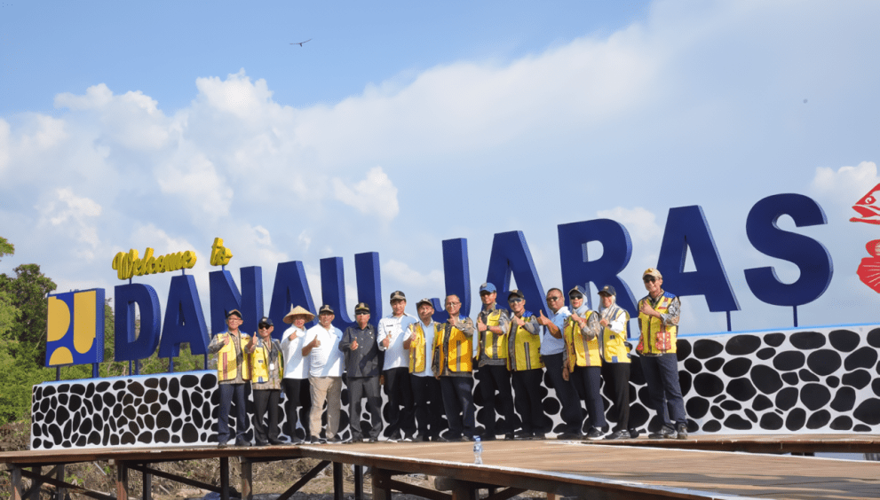 Ketua Komisi V DPR Lasarus bersama tim saat meninjau operasi pemeliharaan/normalisasi Danau Jaras di Kalimantan Barat, Rabu (11/10/2023). Foto: Eki/nr.
