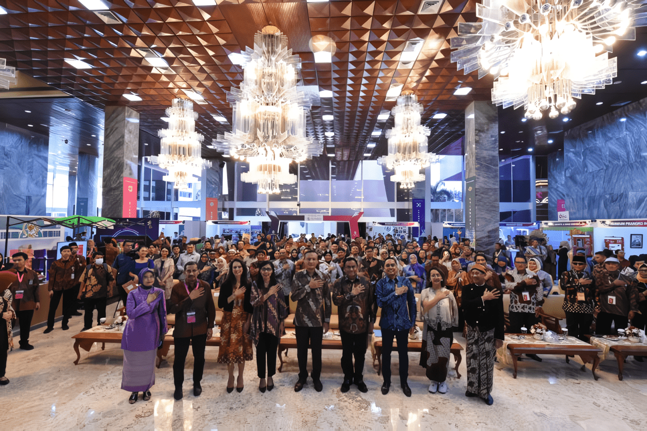 Deputi Persidangan Setjen DPR RI, Suprihartini dalam foto bersama saat pembukaan Pameran Bersama 29 Museum, Galeri, Perpustakaan dan Kearsipan di Lobby Gedung Nusantara. Foto: Jaka/nr.