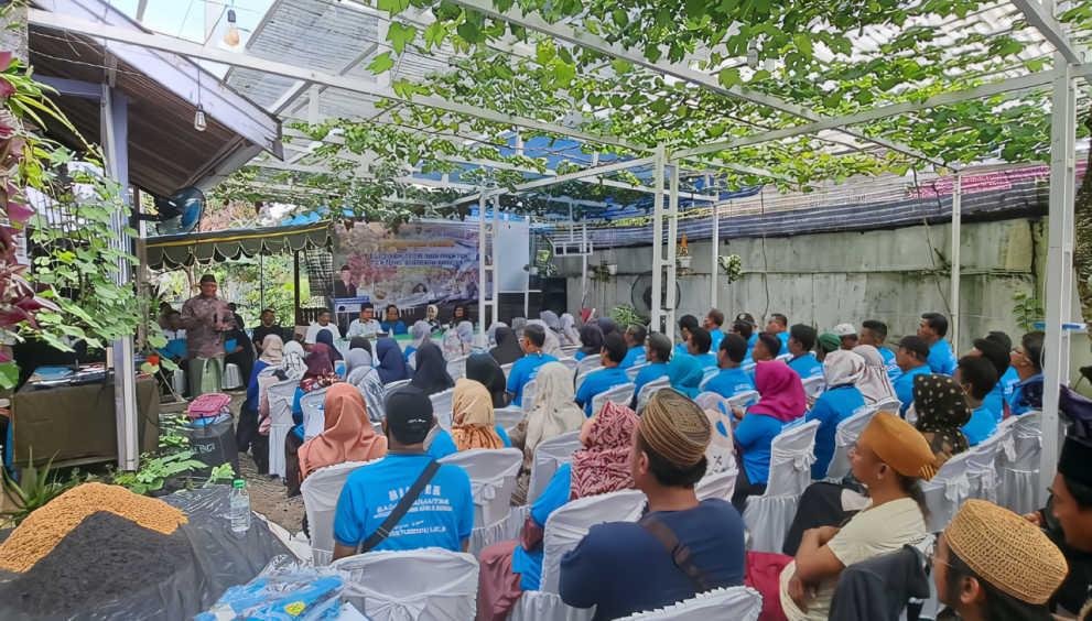 Anggota Komisi IV DPR RI Bambang Purwanto saat menghadiri kegiatan pembinaan yang dilakukan terhadap KWT Bumi Asri, dari Desa Pasir Panjang, Kecamatan Arut Selatan, Kabupaten Kotawaringin Barat, Minggu (22/10/2023). Foto: Ist/nr.