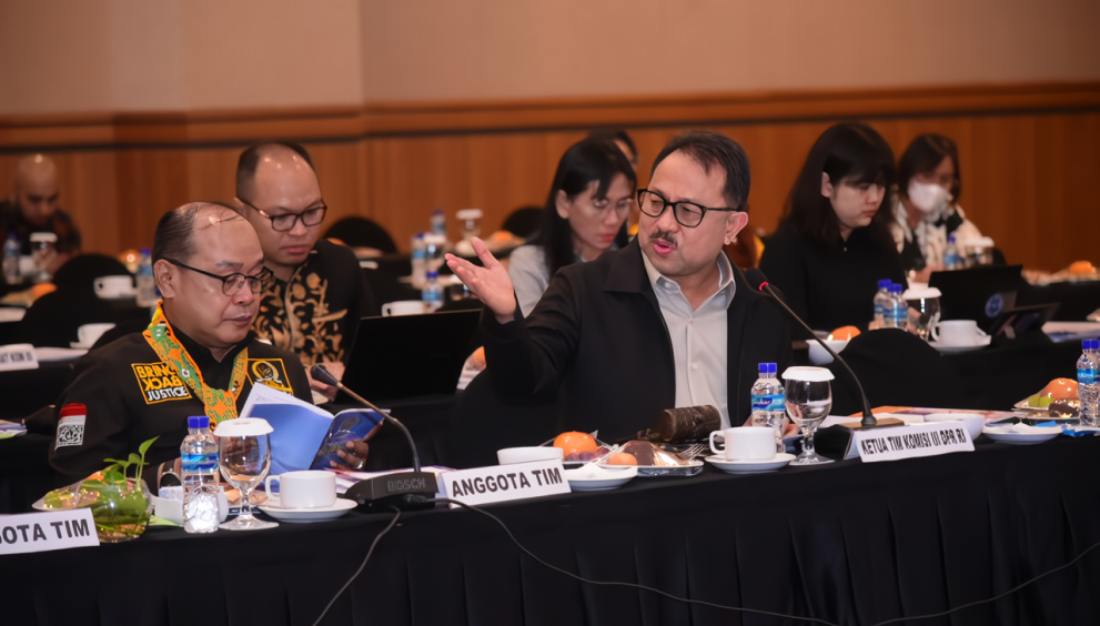 Wakil Ketua Komisi III DPR RI Pangeran Khairul Saleh saat memimpin pertemuan dengan jajaran peradilan wilayah Kalimantan Timur dalam rangka Kunker Reses Komisi III DPR RI ke Kalimantan Timur. Foto: Oji/nr.