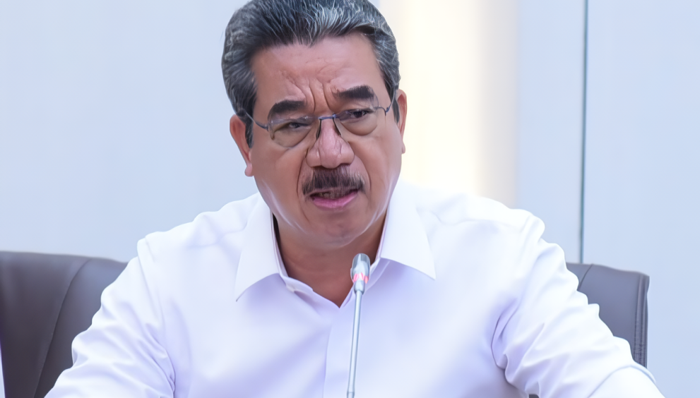 Anggota Komisi VI DPR RI Hendrik Lewerissa dalam rapat dengan Dirut Pertamina dan PLN, di Gedung Nusantara I, Senayan, Jakarta, Senin (2/10/2023). Foto:Oji/Man.