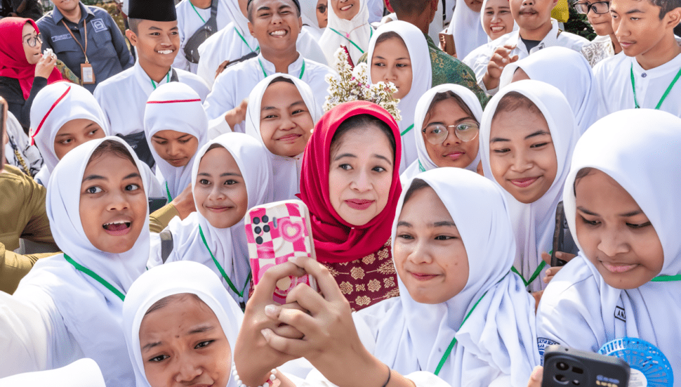 Ketua DPR RI Puan Maharani saat berfoto bersama dengan para santri di sela-sela menghadiri peringatan Hari Santri Nasional 2023 di Tugu Pahlawan, Surabaya, Jawa Timur pada Minggu (22/10/2023). Foto: Ist/nr.
