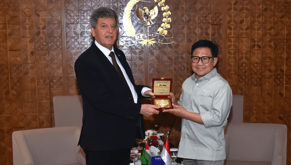 Wakil Ketua DPR RI Abdul Muhaimin Iskandar bertukar cinderamata usai menerima Dubes Palestina di Gedung Nusantara III DPR RI, Senayan, Jakarta, Senin (23/10/2023). Foto: Eno/Man.