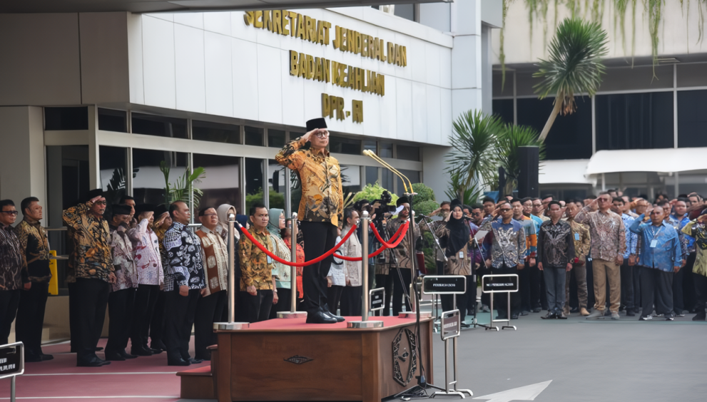 Deputi Administrasi Setjen DPR RI Sumariyandono saat mengikuti upacara bendera memperingati Hari Sumpah Pemuda ke-95 di halaman Gedung Sekretariat Jenderal DPR RI, Senayan, Jakarta, Senin (30/10/2023). Foto: Arief/nr.