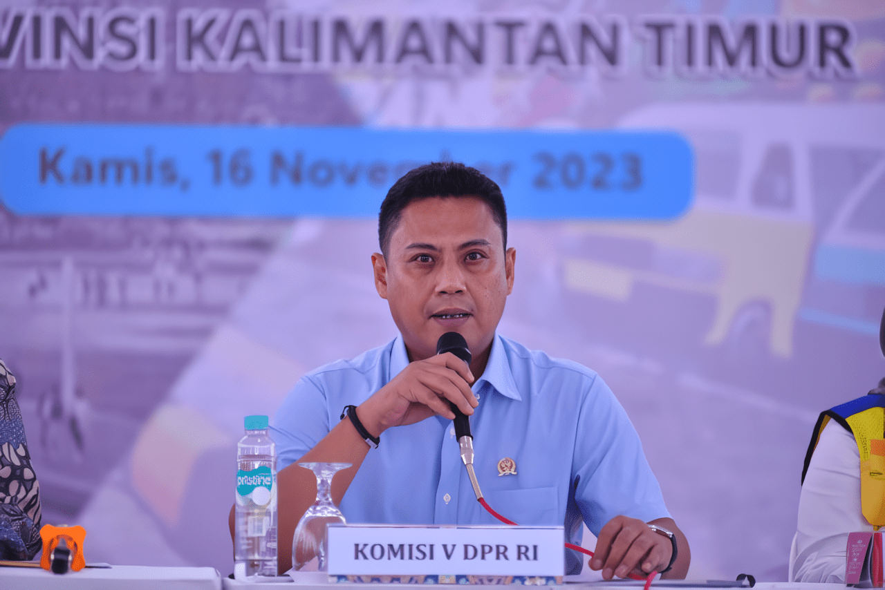 Wakil Ketua Komisi V DPR RI Andi Irwan Darmawan Aras saat pertemuan Kunjungan Kerja Spesifik Komisi V dengan Kementerian PUPR Dan BBPJN Kaltim di lahan SPBU Simpang Muara Rapak, Balikpapan, Kalimantan Timur, Kamis (16/11/2023). Foto: Eno/Man.
