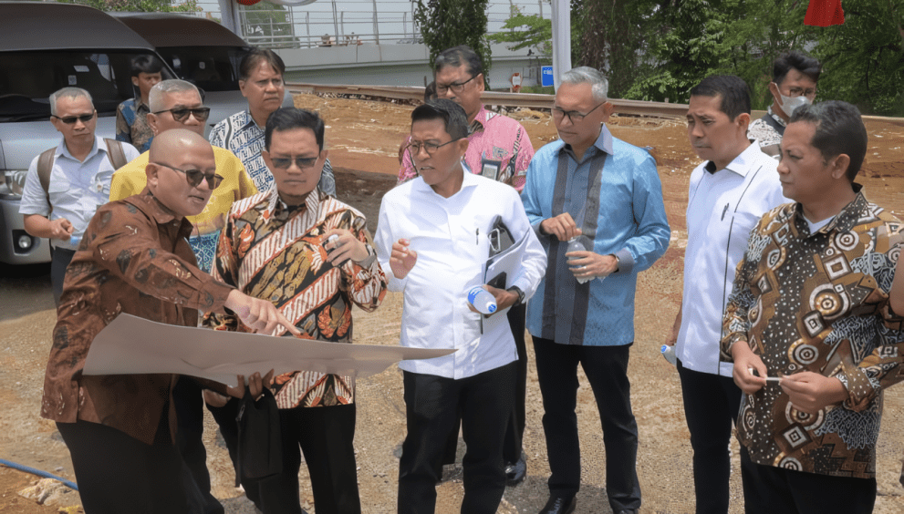 Wakil Ketua Komisi XI DPR Amir Uskara kepada saat memimpin kunjungan lapangan ke perumahan Danau Bogor Raya, Bogor Timur, Jawa Barat, Kamis (9/11/2023). Foto: Rizki/Man.