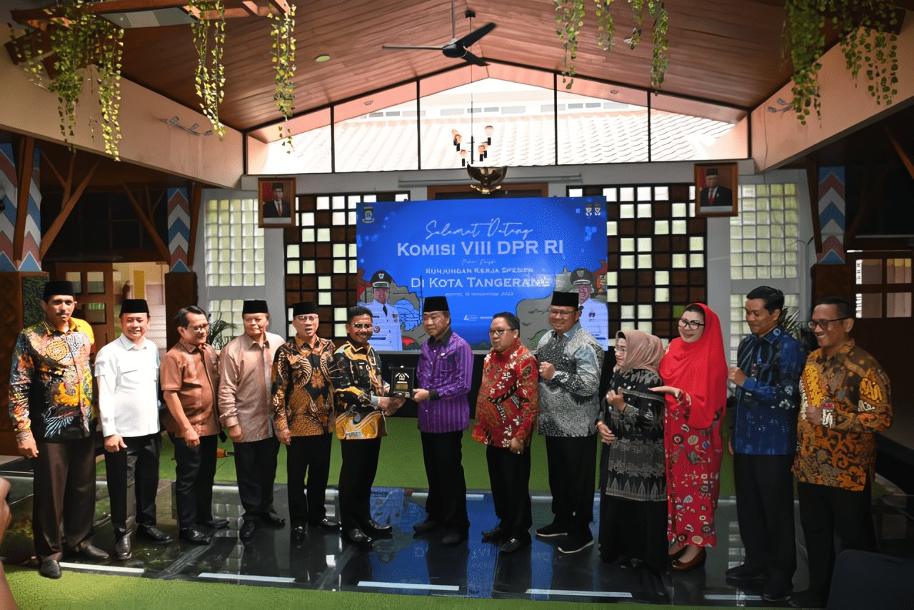 Wakil Ketua Komisi VIII DPR RI Laksdya TNI (Purn) Moekhlas Sidik bertukar cinderamata usai memimpin Kunjungan Kerja Spesifik Komisi VIII DPR RI ke Tangerang, Kamis (16/11/2023). Foto: Hira/Man.