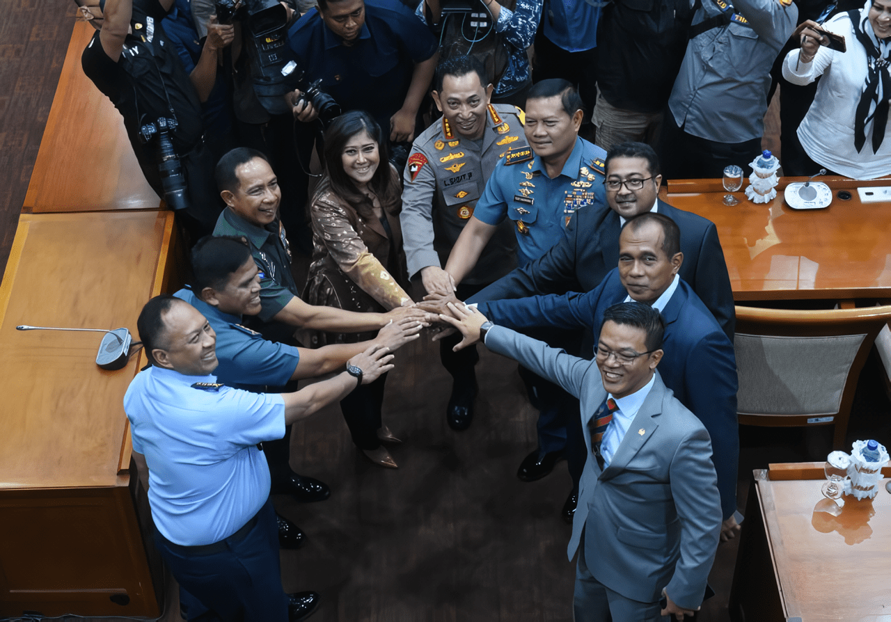 Ketua Komisi I DPR RI Meutya Hafid (ke empat dari kiri) sebelum RDPU Komisi I DPR RI dengan Calon Panglima TNI Jenderal TNI Agus Subiyanto dengan agenda Penyampaian Visi dan Misi Calon Panglima TNI di Nusantara II, Gedung DPR RI, Jakarta, Senin (13/11/2023). Foto: Jaka/Man.