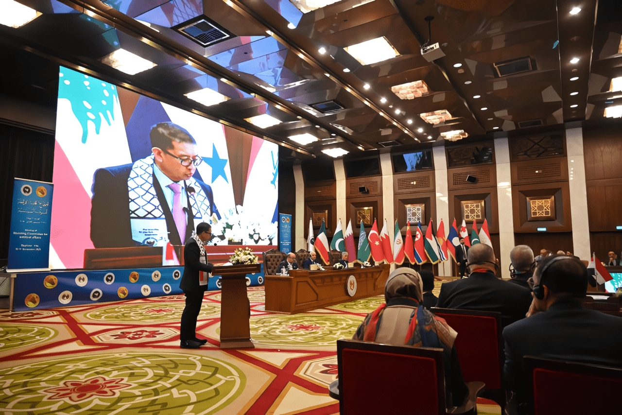 Ketua Badan Kerja Sama Antar-Parlemen (BKSAP) DPR Fadli Zon dalam pidatonya di Sidang Parlemen Asia (Asian Parliamentary Assembly/APA) di Baghdad, Irak, pada Jumat-Sabtu (10-11/11/2023). Foto: Saum/Man.