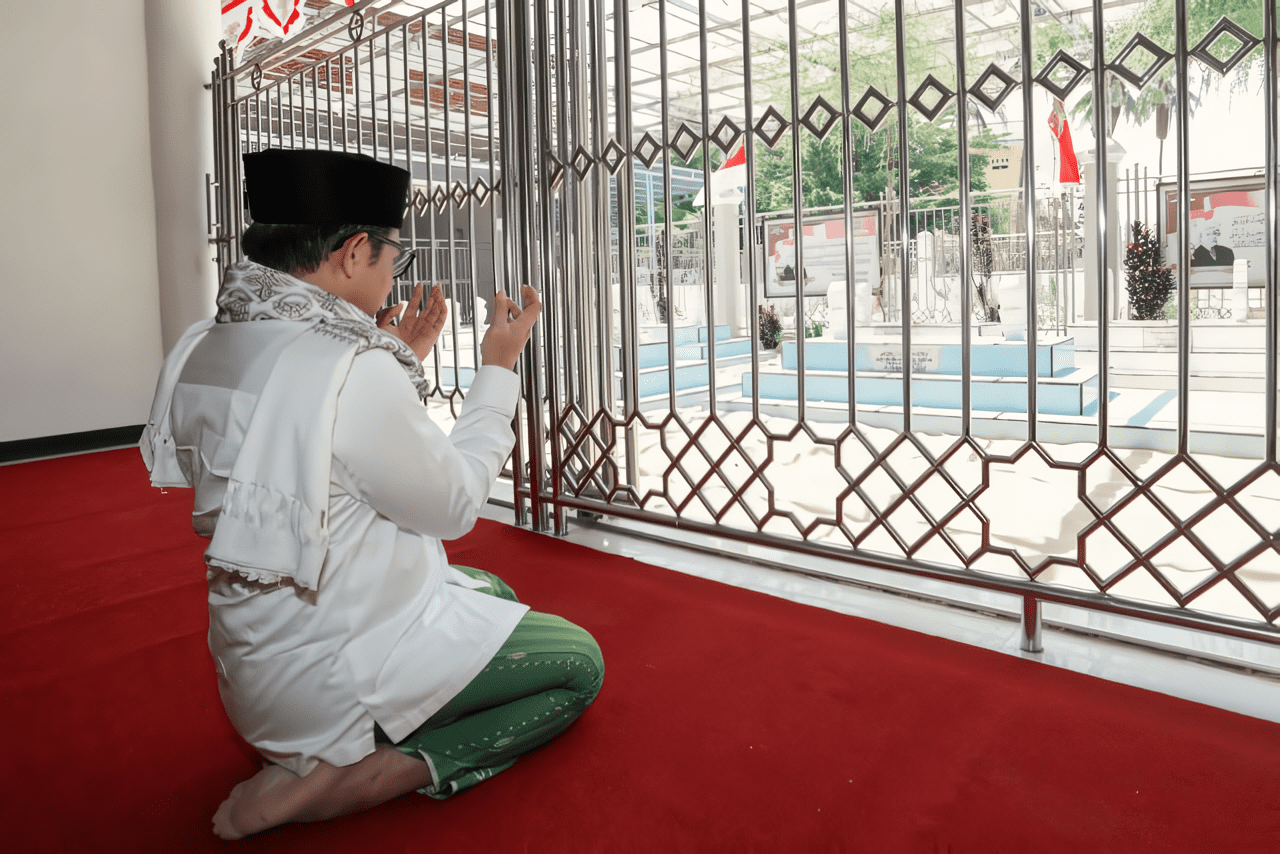 Wakil Ketua DPR RI Koordinator Kesejahteraan Rakyat Abdul Muhaimin Iskandar saat berziarah ke makam pahlawan nasional, KH As'ad Syamsul Arifin di Sukorejo, Situbondo, Jawa Timur pada Jumat (10/11/2023). Foto: Ist/nr.