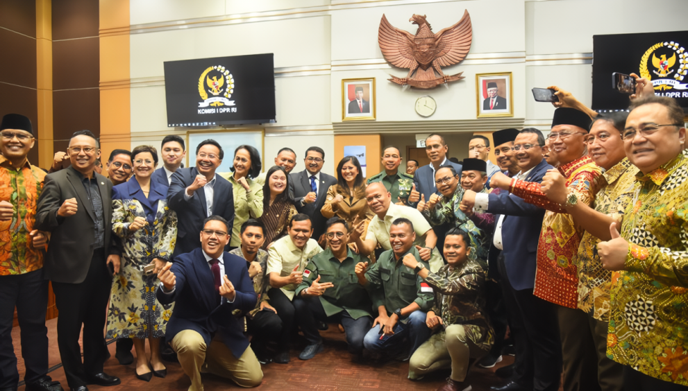 Suasana foto bersama usai Rapat Dengar Pendapat Umum dengan Calon Panglima TNI Jenderal TNI Agus Subiyanto dengan agenda Penyampaian Visi dan Misi Calon Panglima TNI, yang digelar di Ruang Rapat Komisi I DPR RI, Senayan, Jakarta, Senin (13/11/2023). Foto: Runi/nr.
