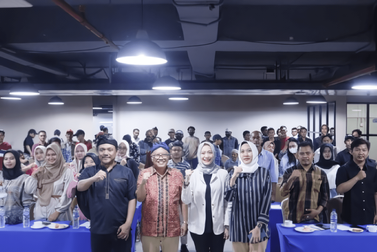 Anggota Komisi VI DPR RI Ananta Wahana dalam foto bersama usai mengikuti Forum Group Discussion (FGD) BP Batam, di Tangerang, Banten, Minggu (29/10/2023). Foto: Ist/nr.