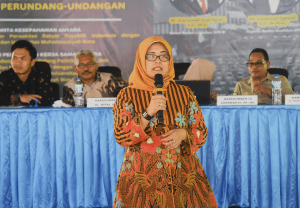 Kepala Pusat Perancangan Undang-Undang Bidang Politik Hukum dan Hak Asasi Manusia (PUU Bidang Polhukham), Lidya Suryani Widayati saat menjadi narasumber dalam dalam acara Focus Group Discussion (FGD) yang bertema 'Politik Hukum Dalam Undang-Undang Mengenai Pembentukan Peraturan Perundang-undangan' di Kota Bima, Provinsi Nusa Tenggara Barat (NTB), Selasa (23/01/2024). Foto: Runi/Man.
