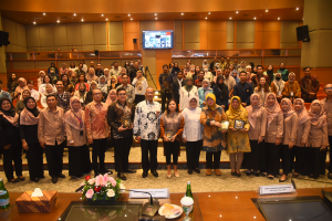 Kepala Biro Protokol dan Hubungan Masyarakat Setjen DPR RI, Suratna, foto bersama usai membuka seminar bertajuk “Seminar Strategi Layanan Informasi di Era Global: Manfaat Kolaborasi Internasional” di Ruang Abdul Muis, Gedung Nusantara, DPR RI, Senayan, Jakarta, pada Selasa (27/2/2024). Foto: Runi/Man.