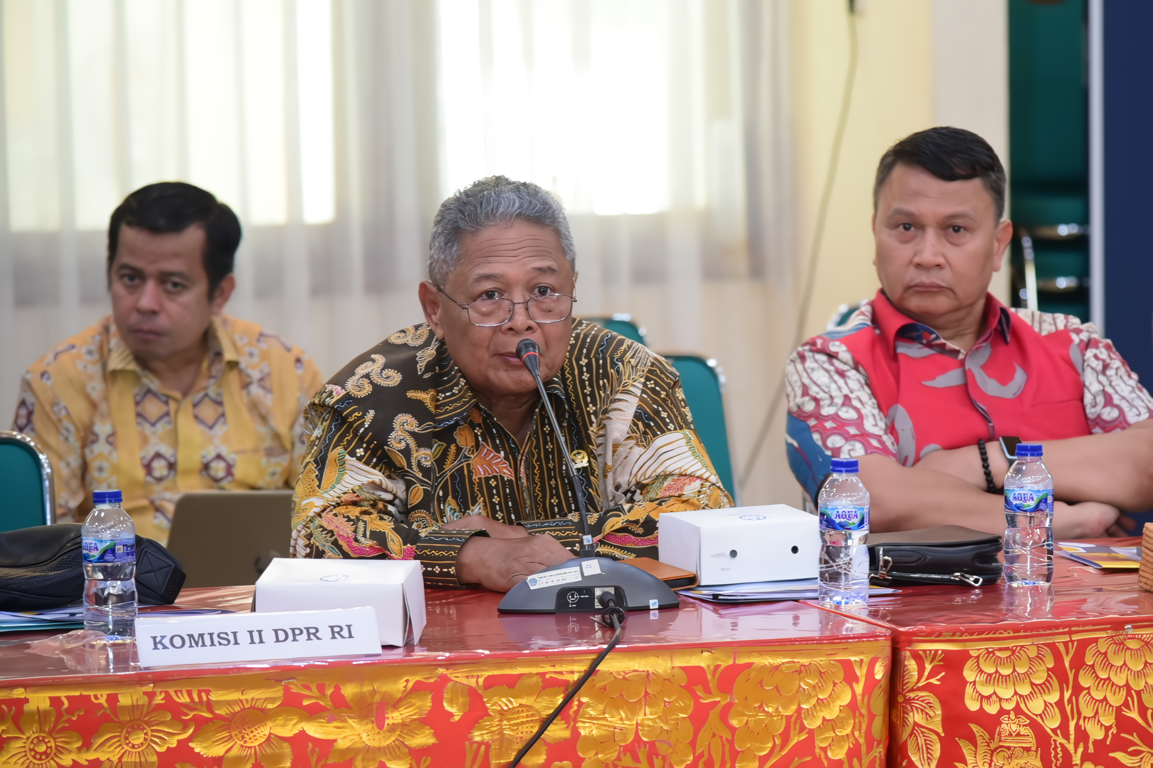 Anggota Komisi II DPR RI Heru Sudjatmoko saat mengikuti pertemuan dengan Kepala Kantor Wilayah Badan Pertanahan Nasional (BPN) Provinsi Bali dan pihak terkait lainnya di Ruang Rapat Kanwil BPN Provinsi Bali, Senin (6/5/2024). Foto: Oji/vel.