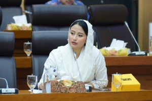 Anggota Komisi VII DPR RI Dyah Roro Esti saat mengikuti Rapat Dengar Pendapat (RDP) Komisi VII DPR dengan Plt. Dirjen Migas Kementerian Energi dan Sumber Daya Mineral (ESDM) di ruang rapat Komisi VII DPR RI, Gedung Nusantara I, DPR RI, Senayan, Jakarta, Rabu (29/5/2024). Foto: Oji/vel