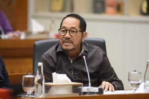 Anggota Baleg DPR RI Firman Soebagyo saat mengikuti RDPU Baleg DPR RI dengan Paguyuban Pelopor Petani dan Pedagang Tembakau se-Madura (P4TM) dan Asosiasi Petani Cengkeh Indonesia (APCI) di Gedung Nusantara I, Senayan, Jakarta, Senin (27/5/2024). Foto: Dep/vel