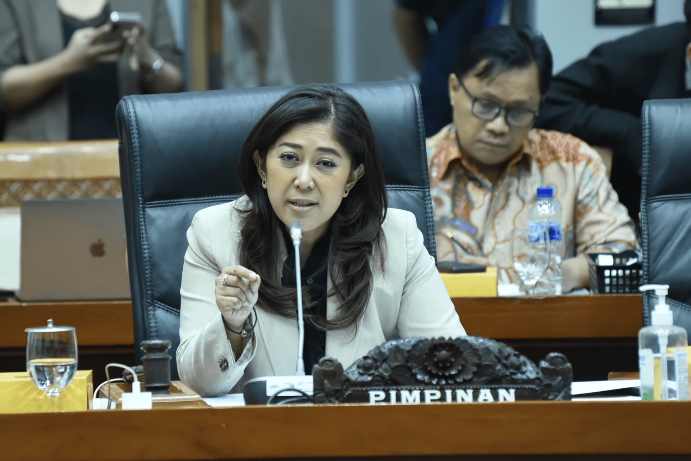 Ketua Komisi I DPR RI Meutya Hafid saat memimpin Rapat Kerja Komisi I dengan Menkominfo dan Kepala BSSN di Gedung Nusantara II, DPR RI Senayan, Jakarta, Kamis (27/06/2024). Foto: Jaka/vel.