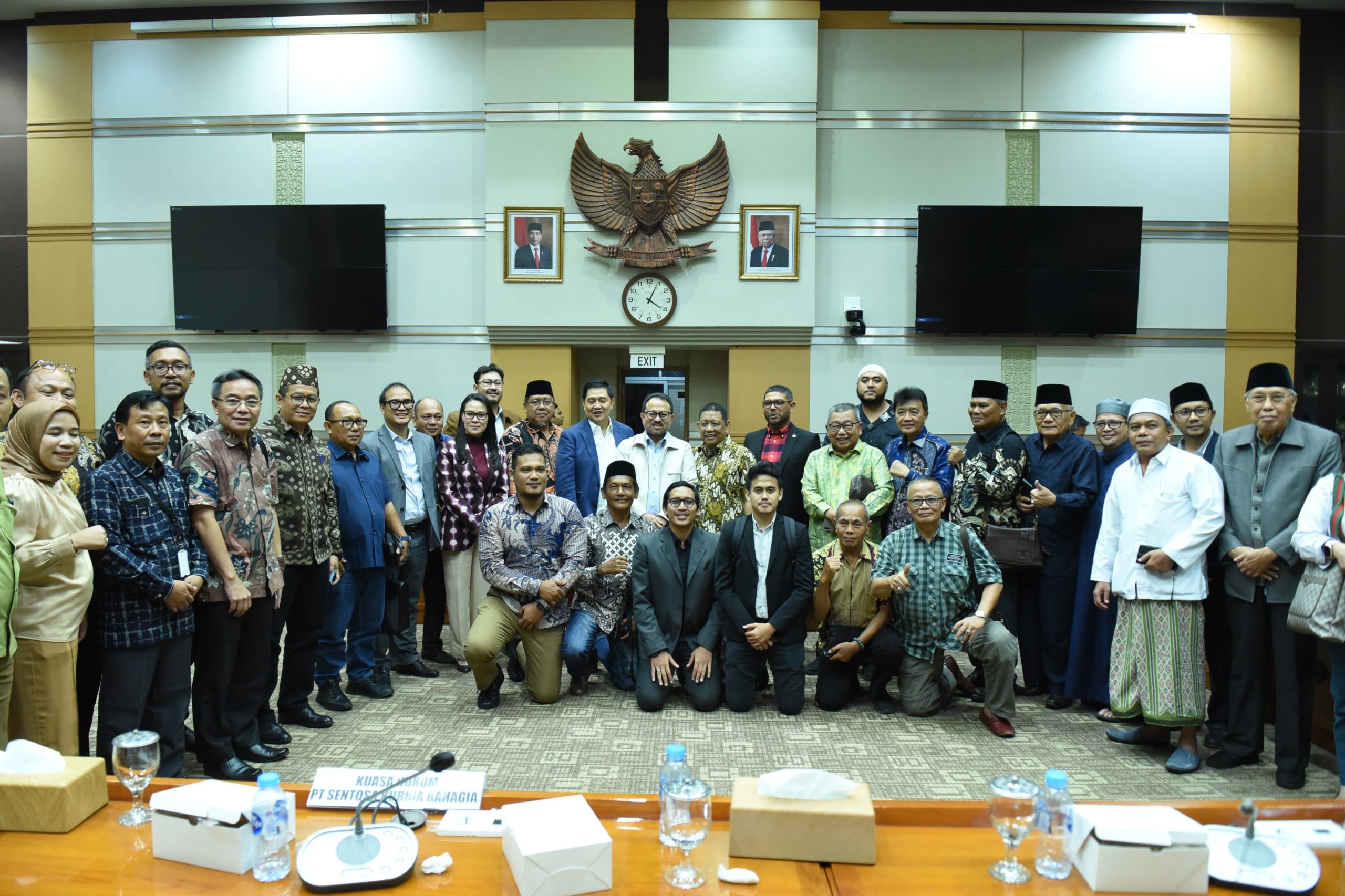 Wakil Ketua Komisi III DPR RI Pangeran Khairul Saleh, saat foto bersama usai RDPU mendengarkan aduan tentang sengketa lahan antara PT. Sentosa Kurnia Bahagia (SKB) dengan PT. Gorby Putra Utama (GPU) di DPR RI Senin (27/5/2024). Foto: Jaka/vel.