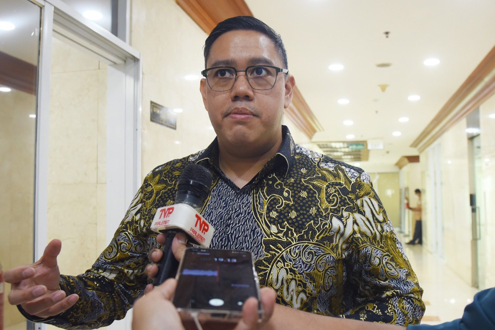 Anggota Komisi I DPR RI Dave Laksono saat diwawancarai usai mengikuti Rapat Panja 5 RUU Ratifikasi Bidang Pertahanan di Gedung Nusantara II, DPR RI Jakarta, Senin (24/6/2024). Foto: Runi/vel.