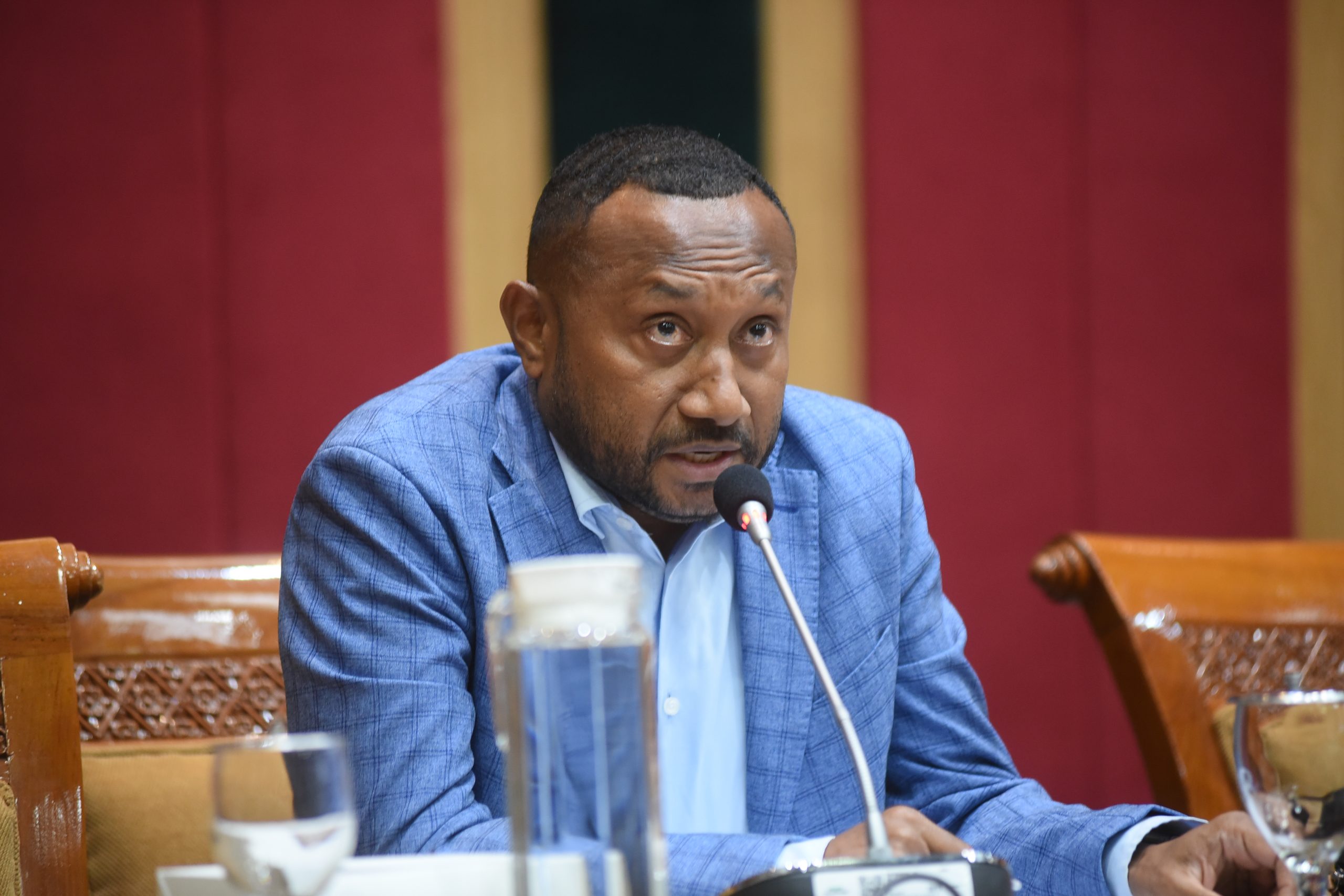 Anggota Komisi X DPR RI Yan Permenas Mandenas saat mengikuti pertemuan Rapat Kerja Komisi X DPR RI dengan Menteri Pemuda dan Olahraga Ario Bimo Nandito Ariotedjo di Gedung Nusantara I, Senayan, Jakarta, Senin (3/6/2024). Foto: Dep/vel.