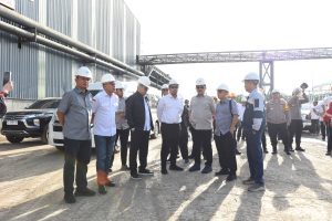 Anggota Komisi VII DPR Bambang Hermanto saat mengunjungi PT KFI di Kutai Kartanegara, Kalimantan Timur, Rabu (29/5). Foto: Jaka/vel