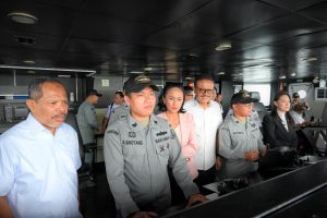Anggota Pansus RUU Kelautan DPR RI Johan Rosihan saat mengikuti Kunjungan Kerja Pansus RUU Kelautan DPR RI ke Kapal KN. Tanjung Datu Batam Bakamla RI, Kepulauan Riau, Selasa (28/5/2024). Foto: Mentari/vel