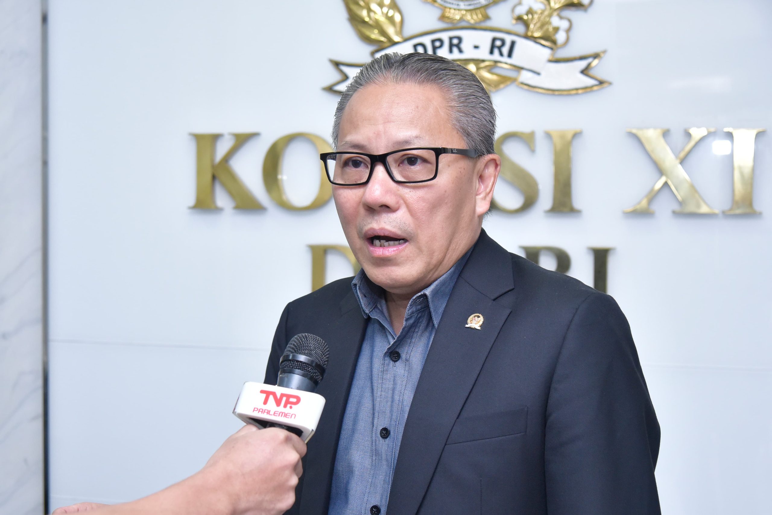 Wakil Ketua Komisi XI DPR RI, Dolfie O.F.P saat diwawancarai Parlementaria usai memimpin Rapat Kerja dengan Menteri PPN/Kepala Bappenas. Foto: Munchen/vel.