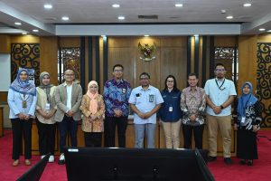 Plt. Kepala Biro Perencanaan dan Organisasi Rahmad Budiaji berfoto bersama usai menggelar Forum Konsultasi Publik (FKP) di Gedung Nusantara II, DPR RI, Senayan, Jakarta, Kamis (24/10/2024). Foto: Farhan/vel.
