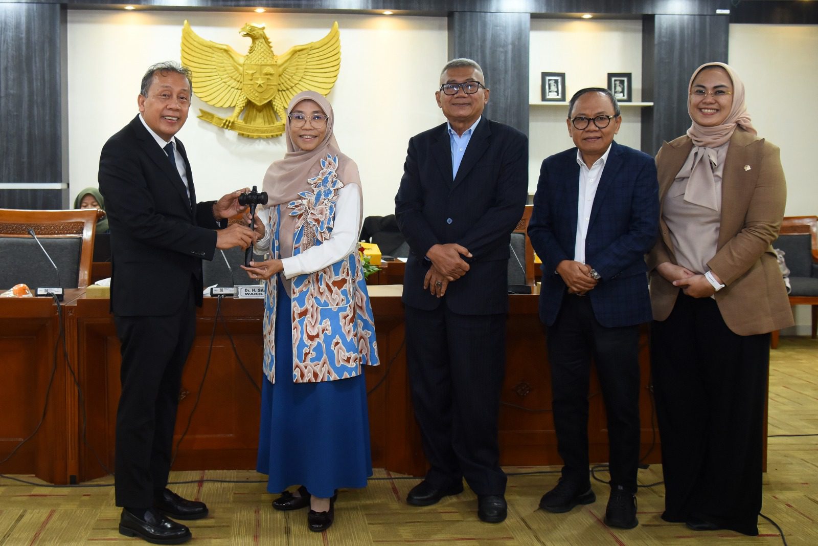 Wakil Ketua DPR RI Saan Mustopa berfoto bersama usai menetapkan pimpinan Badan Aspirasi Masyarakat (BAM) di Gedung Nusantara II, Senayan, Jakarta. Selasa (22/10/2024). Foto: Runi/vel.