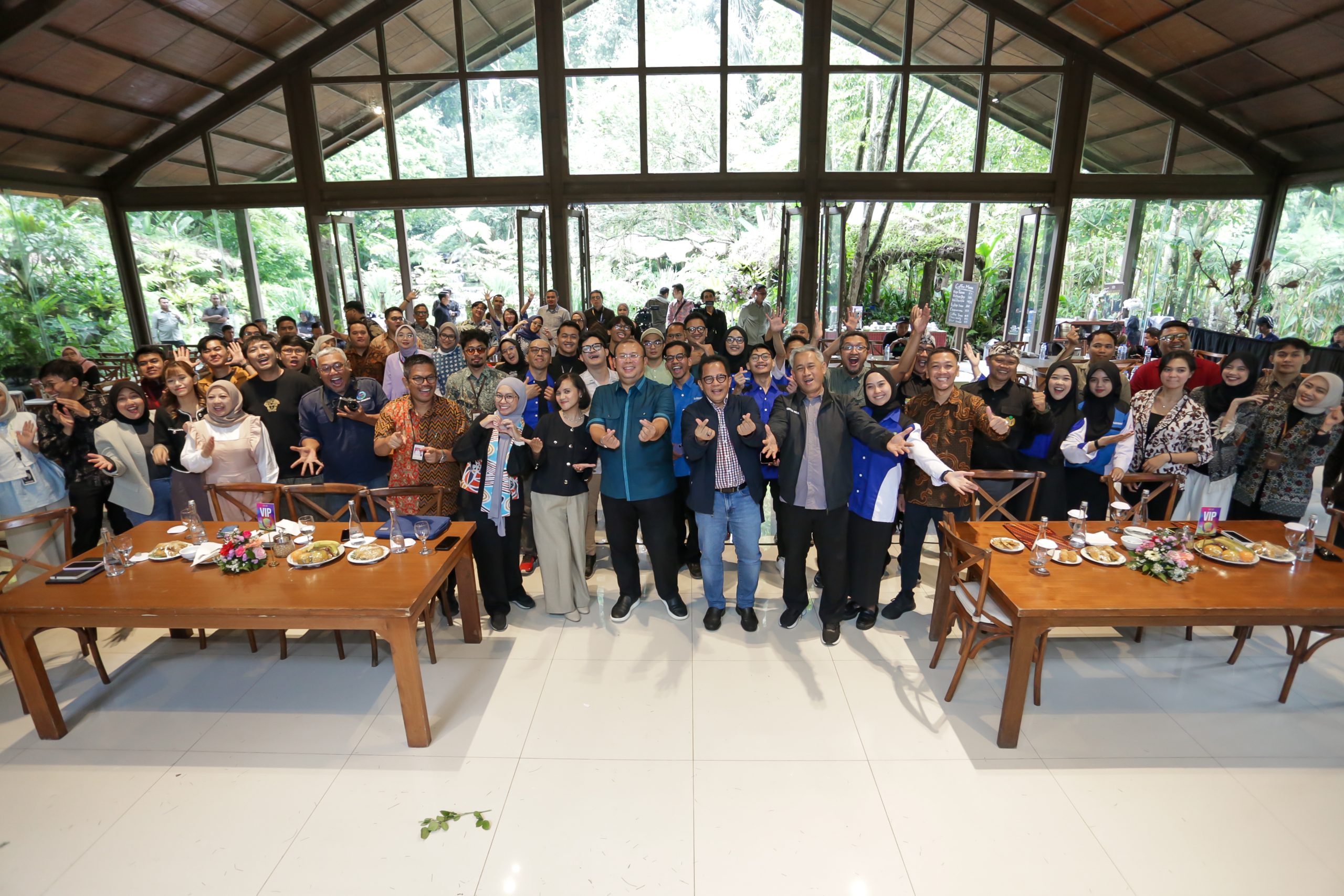 Wakil Ketua DPR RI, Cucun Ahmad Syamsurijal, dalam foto bersama usai mengikuti acara kolaborasi media sosial bertajuk Lokakarya Akamsi Jawa Barat (Aksi Kreator Masa Kini) di Bandung. Foto: Andri/vel.