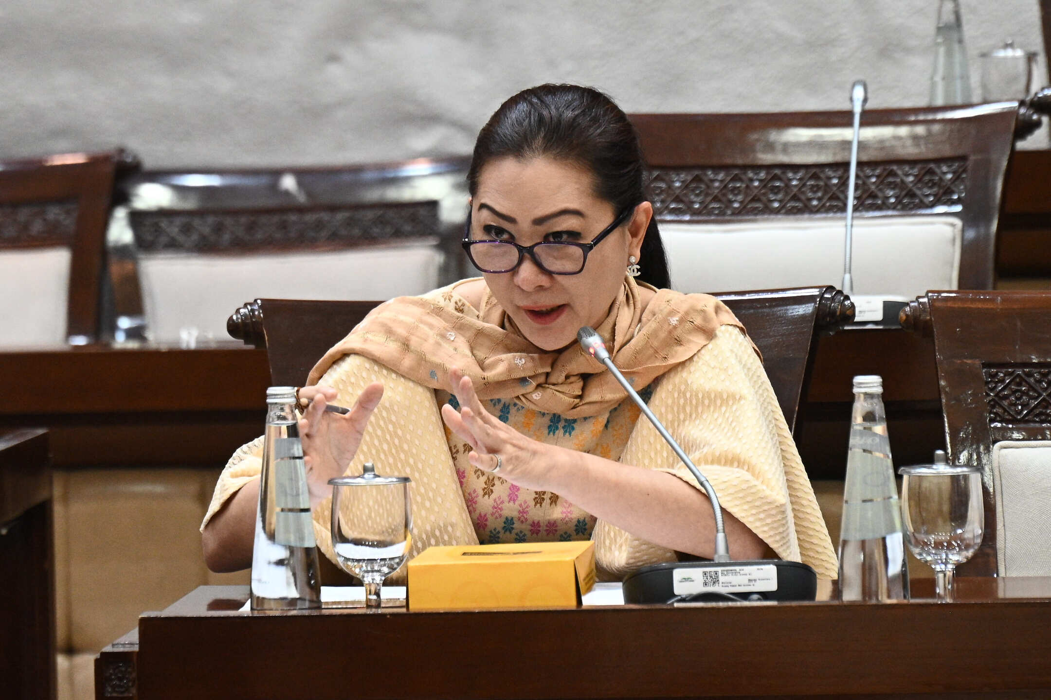 Anggota Komisi XI DPR RI Julie Sutrisno Laiskodat saat mengikuti Rapat Dengar Pendapat (RDP) Komisi XI dengan LKPP di Kompleks Parlemen, Senayan, Jakarta, Senin (18/11/2024). Foto: Farhan/vel.