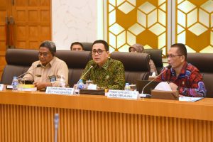 Deputi Administrasi Setjen DPR RI Sumariyandono dan Kepala Biro Perencanaan dan Organisasi Rahmad Budiaji memberikan pemaparan tentang manfaat dan keunggulan aplikasi berbasis digital tersebut di Gedung Nusantara, Senayan, Jakarta, Kamis (28/11/2024). Foto : Runi/Andri.