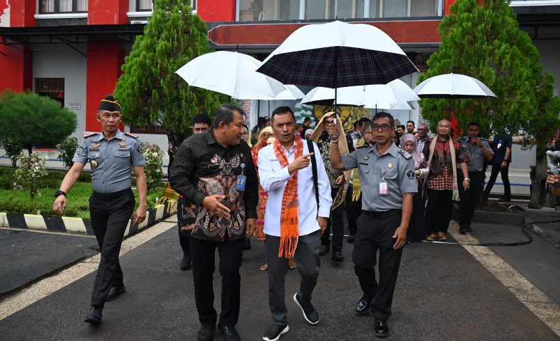 Ketua Komisi XIII, Willy Aditya saat mengunjungi Lapas Kerobokan dalam rangka Kunjungan Kerja Reses Komisi XIII ke Bali, Jumat (6/12/2024). Foto : Syn/Andri.
