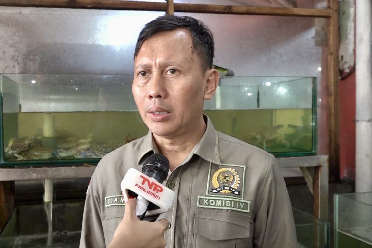 Anggota Komisi IV DPR RI Slamet, saat diwawancarai disela-sela Kunjungan Kerja Spesifik Komisi IV DPR RI ke pagar laut di perairan Tangerang, Desa Tanjung Pasir, Kabupaten Tangerang, Banten, Rabu (22/01/2025). Foto: Tiara/vel.