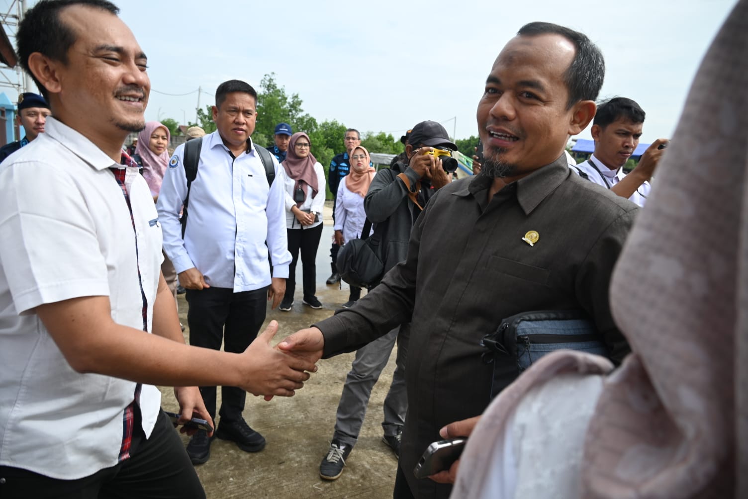 Anggota Komisi IV DPR RI, Riyono (kanan), saat meninjau dugaan reklamasi ilegal di wilayah perairan sekitar Pelabuhan Perikanan Muara Ciasem dan PPI Paljaya, Rabu (22/1/2025). Foto: Eko/vel.