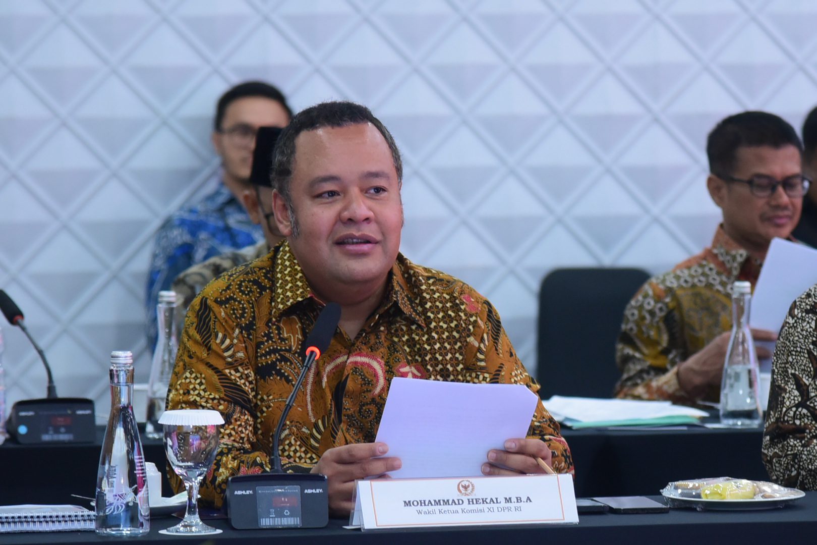 Wakil Ketua Komisi XI DPR RI, Mohamad Hekal, saat memimpin pertemuan dengan perwakilan OJK di Kota Tegal, Jawa Tengah, Kamis (30/1/2025). Foto: Oji/vel.