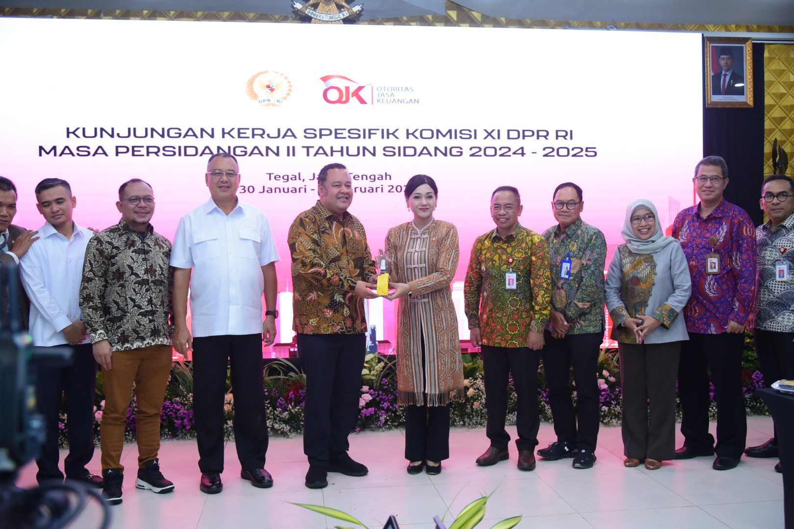 Wakil Ketua Komisi XI DPR RI, Mohamad Hekal, saat bertukar cenderamata usai memimpin pertemuan Tim Kunjungan Kerja Spesifik Komisi XI DPR RI ke Kota Tegal dengan OJK dan jajarannya, Kamis (30/1/2025). Foto: Oji/vel.