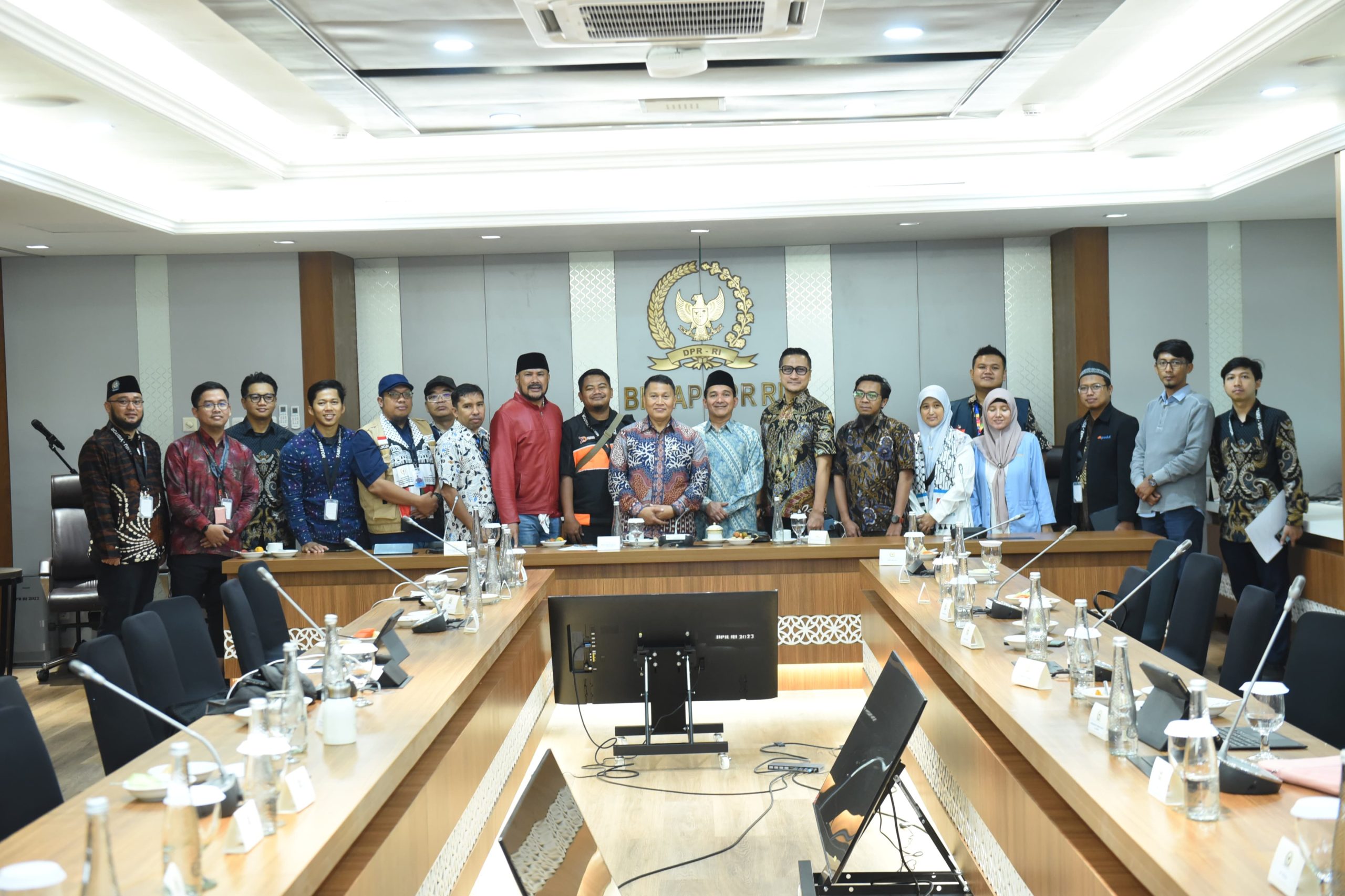 Ketua BKSAP DPR RI, Mardani Ali Sera, dalam foto bersama usai pertemuan kedua dengan organisasi masyarakat (ormas) dan lembaga kemanusiaan yang peduli terhadap Palestina di Nusantara III, Kompleks Parlemen, Senayan, Jakarta, Kamis (30/1/2025). Foto: Jaka/vel.