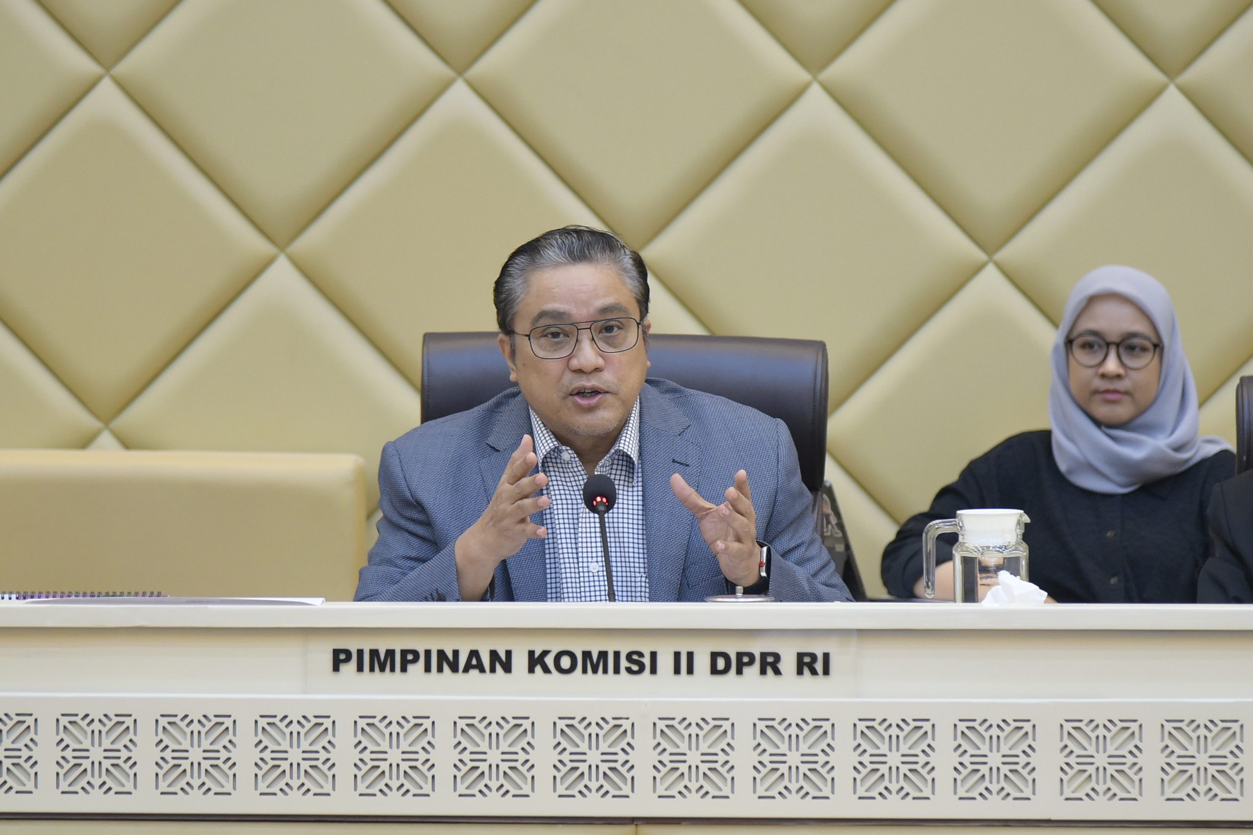 Wakil Ketua Komisi II DPR RI Dede Yusuf, saat memimpin Rapat Dengar Pendapat (RDP) untuk mendengarkan pengaduan masyarakat terkait permasalahan pertanahan dari Lembaga Tinggi Masyarakat Adat Indonesia (DPP Lemtari) dan Masyarakat Korban Mafia Tanah Indonesia (MKMTI), Senayan, Jakarta, Kamis (23/01/2025). Foto: Munchen/vel.