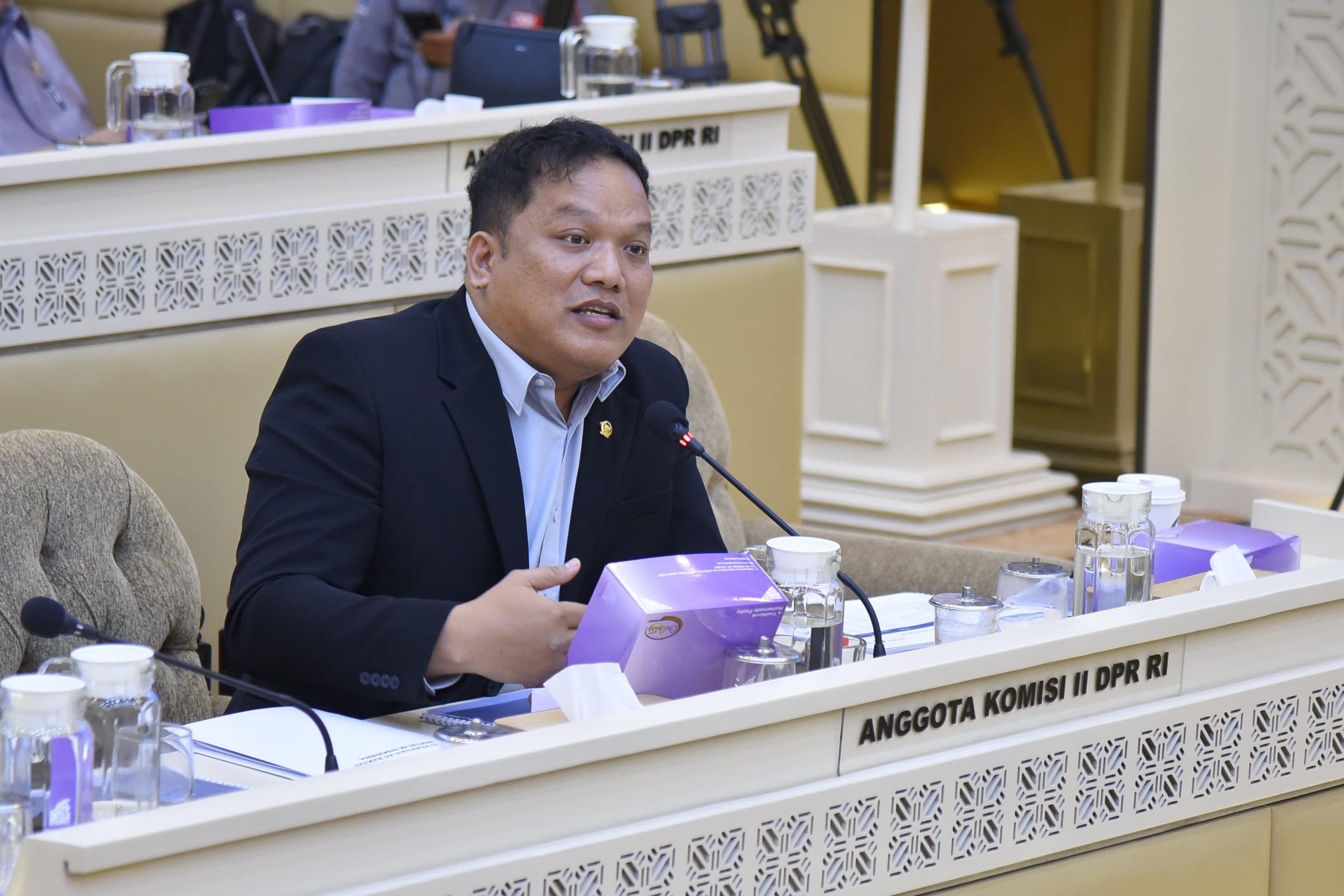 Anggota Komisi II Fraksi PAN DPR RI, Edi Oloan dalam Rapat Kerja dengan Menteri Agraria dan Tata Ruang/Badan Pertanahan Nasional (ATR/BPN), Nusron Wahid, pada Kamis (30/1/2025) di Kompleks Parlemen, Senayan, Jakarta. Foto : Mu/Andri.