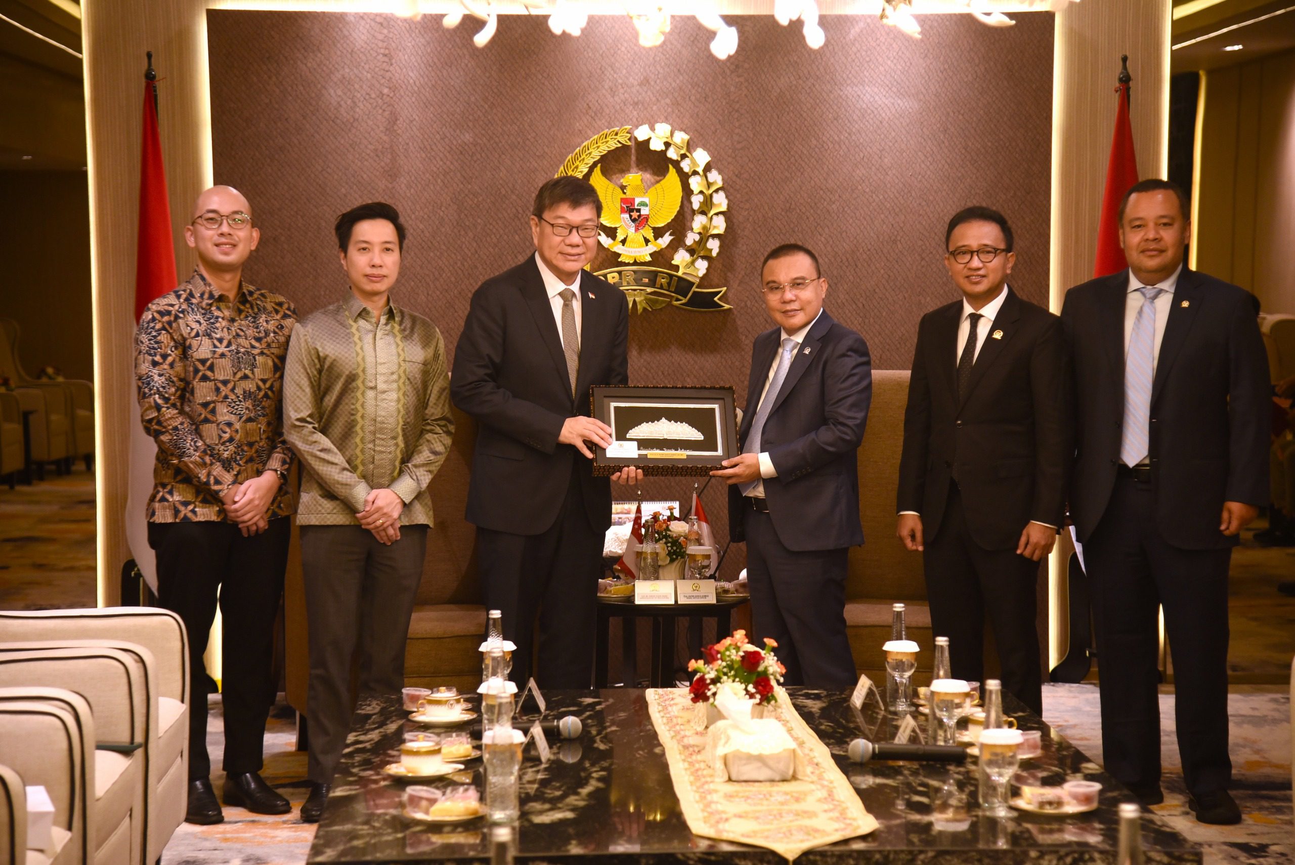 Wakil Ketua DPR RI Sufmi Dasco Ahmad, saat bertukar cenderamata usai menerima kunjungan kehormatan Duta Besar (Dubes) Singapura Kwok Fook Seng didampingi Wakil Dubes Terrence Teo dan Sekretaris Dubes Jonathan Seng, di Ruang Delegasi, Jumat (17/1/2025). Foto: Geraldi/vel.